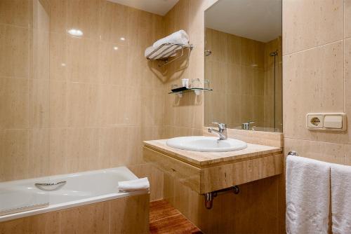 Habitación Doble Superior - 1 o 2 camas del hotel Ikonik Plaza Mercado. Foto 10