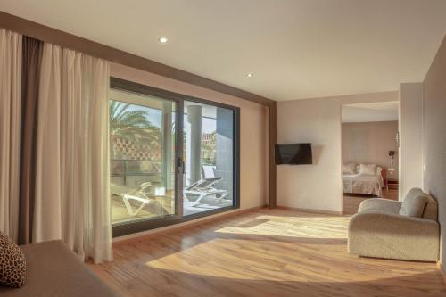 Suite Junior con terraza del hotel Rh Don Carlos and Spa. Foto 8