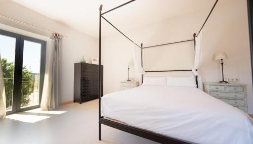 Suite con cama grande del hotel Villa Marcilla