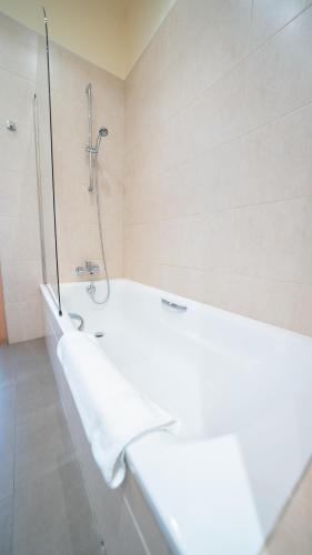 Suite con cama grande del hotel Villa Marcilla. Foto 2