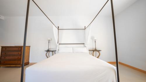 Suite con cama grande del hotel Villa Marcilla. Foto 3