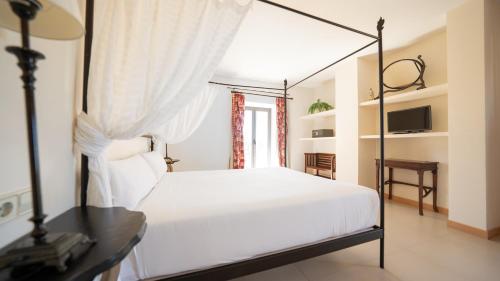 Suite con cama grande del hotel Villa Marcilla. Foto 5