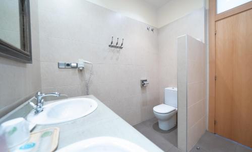 Suite con cama grande del hotel Villa Marcilla. Foto 9