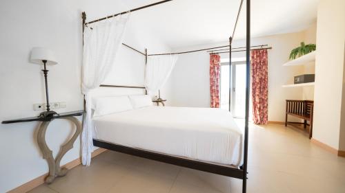 Suite con cama grande del hotel Villa Marcilla. Foto 11
