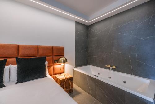 Suite Superior con bañera de hidromasaje del hotel Poem Suites