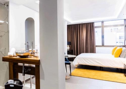 Apartamento Superior con vistas a la ciudad en la planta alta del hotel Poem Suites. Foto 1