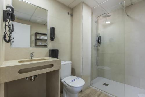Habitación Triple con servicio gratuito de enlace con el aeropuerto del hotel Zen Airport