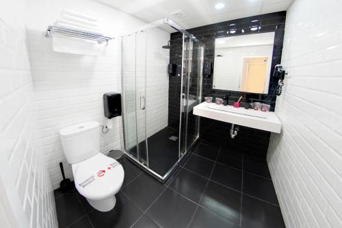 Habitación Cuádruple con servicio gratuito de enlace con el aeropuerto del hotel Zen Airport