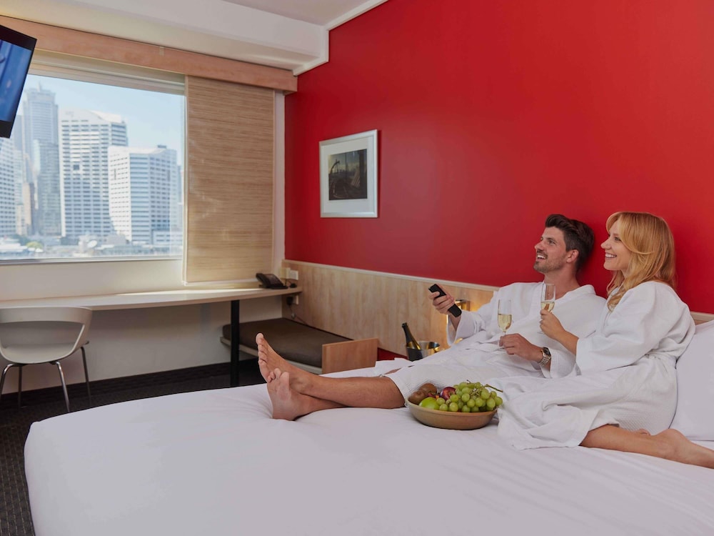 Habitación Superior, 1 Cama Queen y 1 Cama Individual, Vistas al Skyline de la Ciudad del hotel Ibis Sydney Darling Harbour. Foto 4
