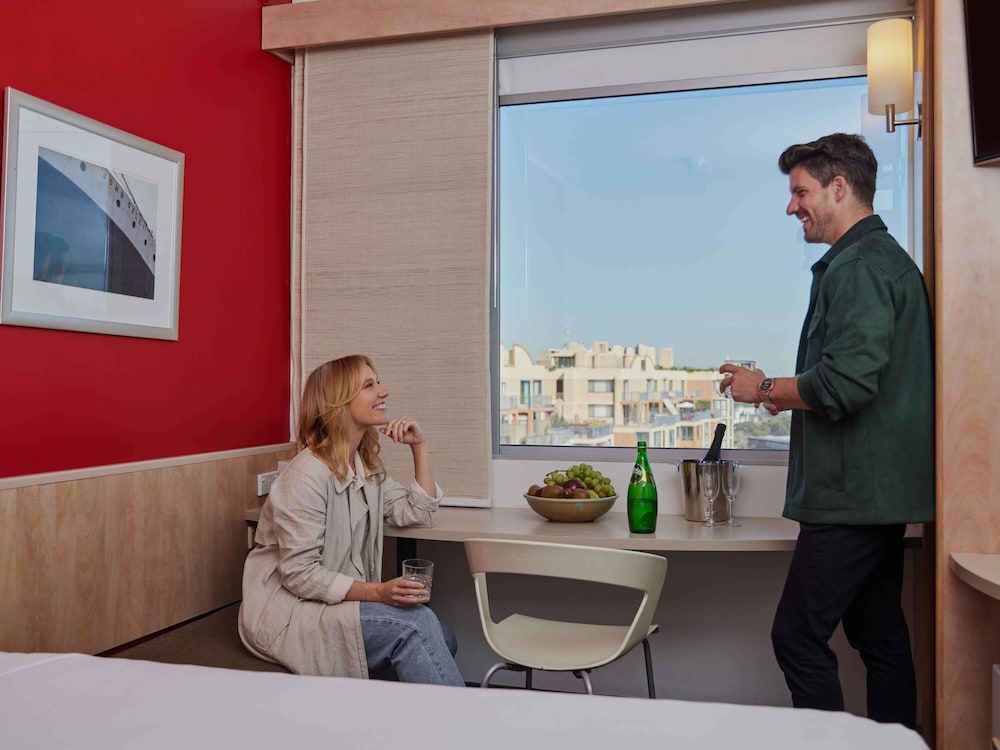 Habitación Estándar con 2 Camas Individuales y Vistas a Pyrmont del hotel Ibis Sydney Darling Harbour. Foto 4
