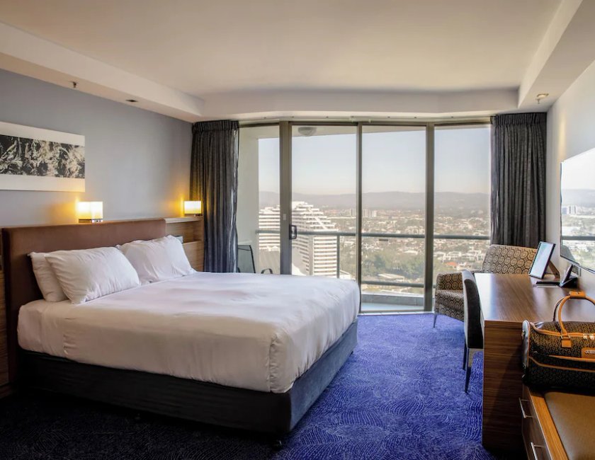 Habitación Clásica con 1 cama King, vistas a la ciudad del hotel Sofitel Gold Coast Broadbeach. Foto 1