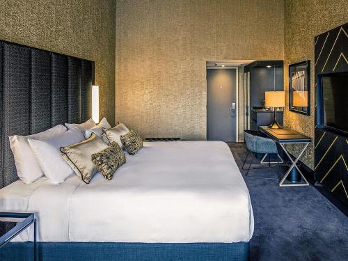 Executive con cama extragrande del hotel Mövenpick Hotel Wellington. Foto 3