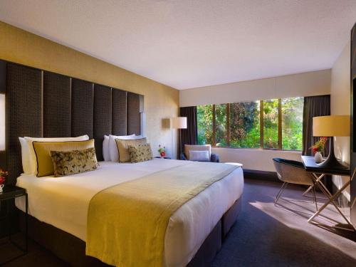 Habitación Superior con cama extragrande del hotel Mövenpick Hotel Wellington. Foto 5