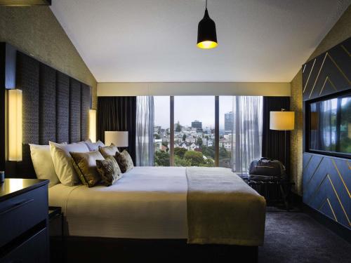 Habitación Deluxe con cama extragrande del hotel Mövenpick Hotel Wellington. Foto 1