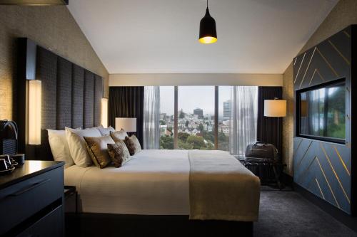 Executive con cama extragrande del hotel Mövenpick Hotel Wellington. Foto 1