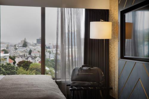 Executive con cama extragrande del hotel Mövenpick Hotel Wellington. Foto 3
