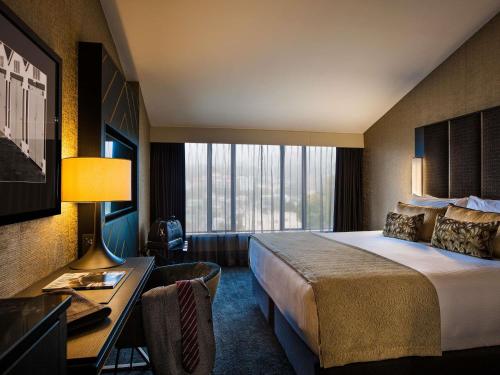 Habitación Superior con cama extragrande del hotel Mövenpick Hotel Wellington. Foto 1