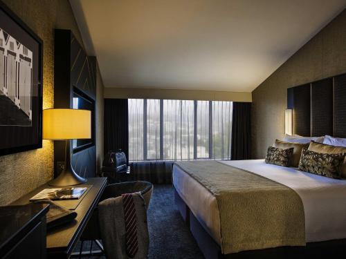 Habitación Superior con cama extragrande del hotel Mövenpick Hotel Wellington. Foto 3