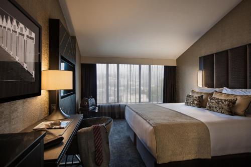 Habitación Deluxe con cama extragrande del hotel Mövenpick Hotel Wellington. Foto 4