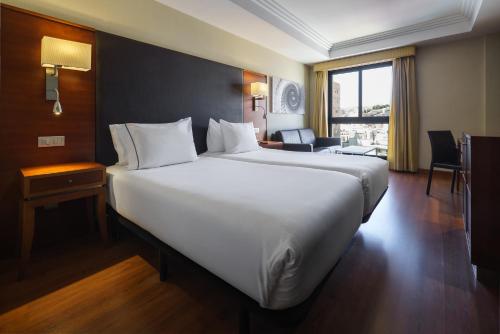 Habitación Doble con sofá cama del hotel Exe Almería Centro