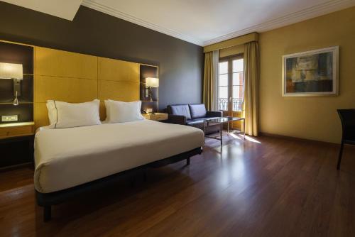 Habitación Doble con sofá cama del hotel Exe Almería Centro. Foto 1