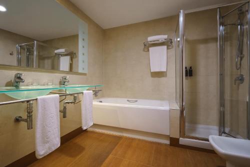 Habitación Doble con sofá cama del hotel Exe Almería Centro. Foto 3
