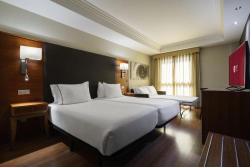 Habitación Doble con sofá cama del hotel Exe Almería Centro. Foto 4