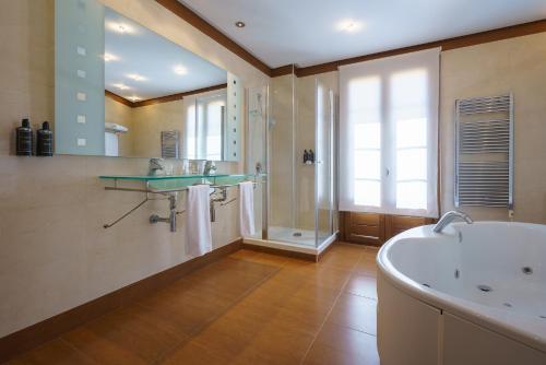 Suite del hotel Exe Almería Centro. Foto 1