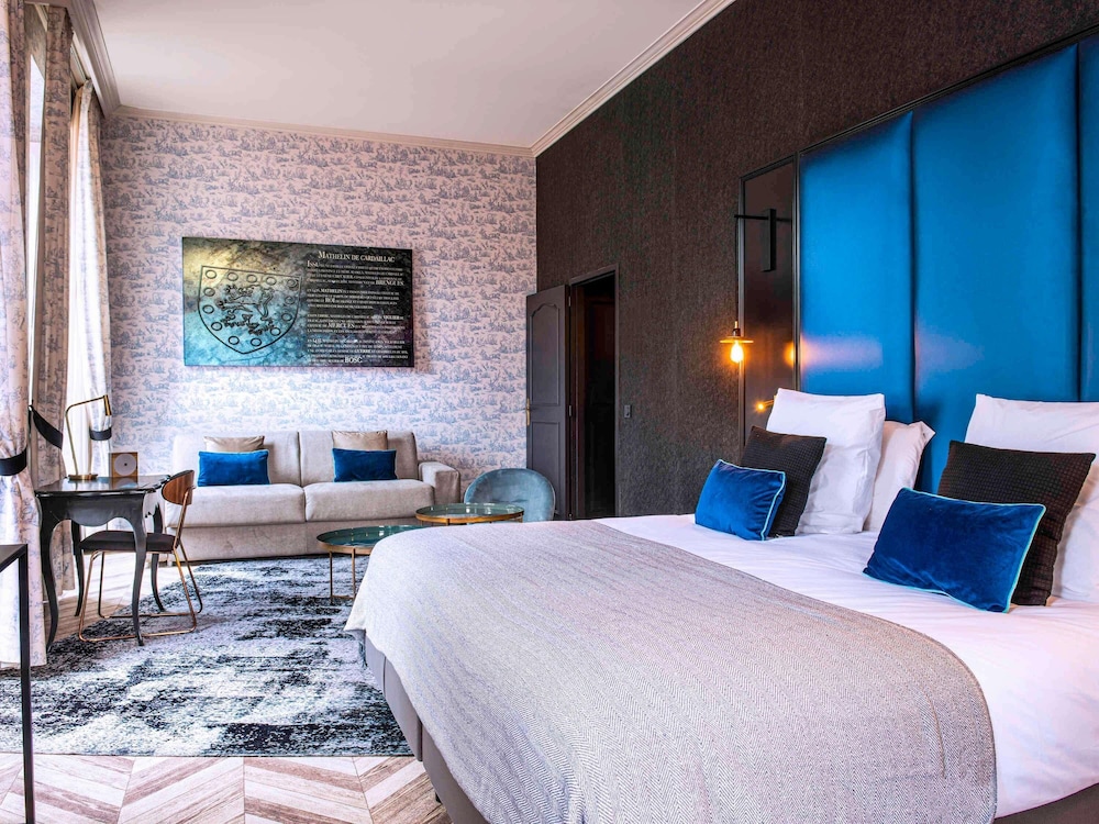 Habitación familiar Privilege con una cama doble y un sofá cama del hotel Mercure Figeac Viguier du Roy