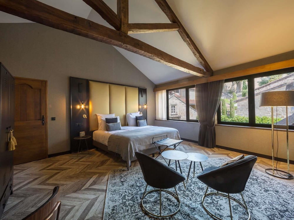 Suite familiar con 1 cama doble y 2 sofás cama del hotel Mercure Figeac Viguier du Roy