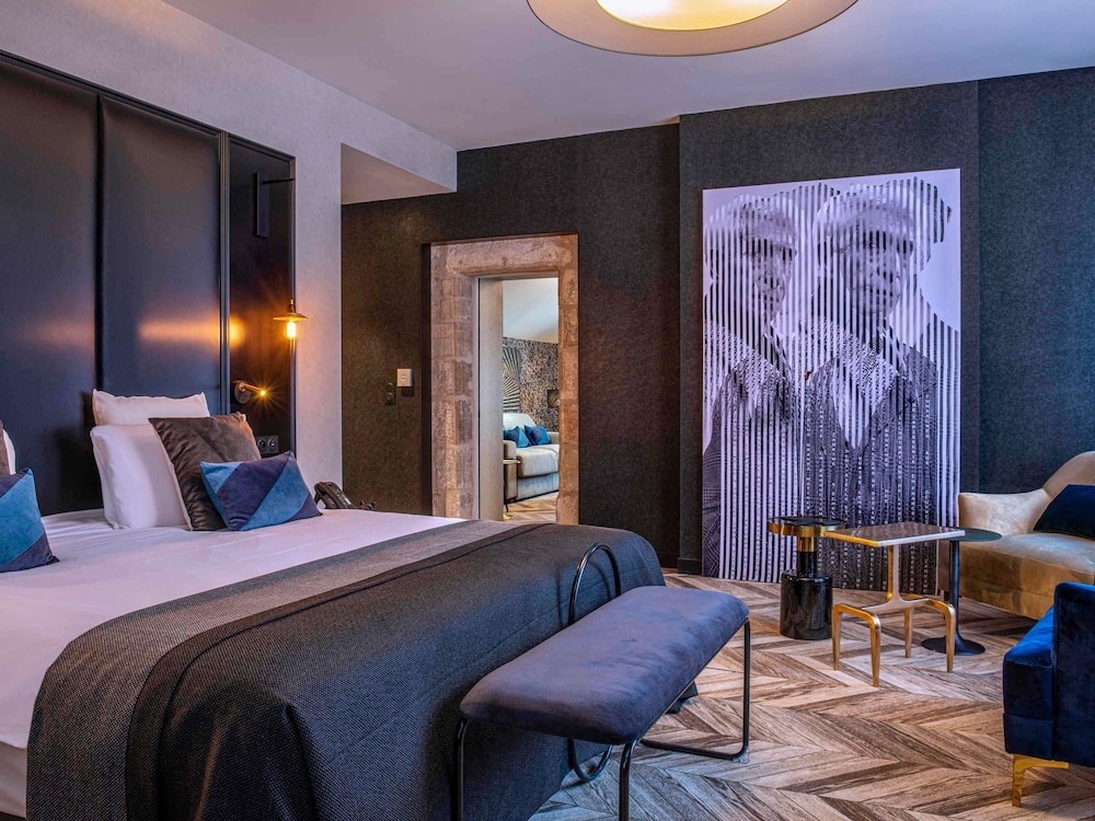 SUITE DELUXE (1 cama doble, 200 cm), sofá del hotel Mercure Figeac Viguier du Roy
