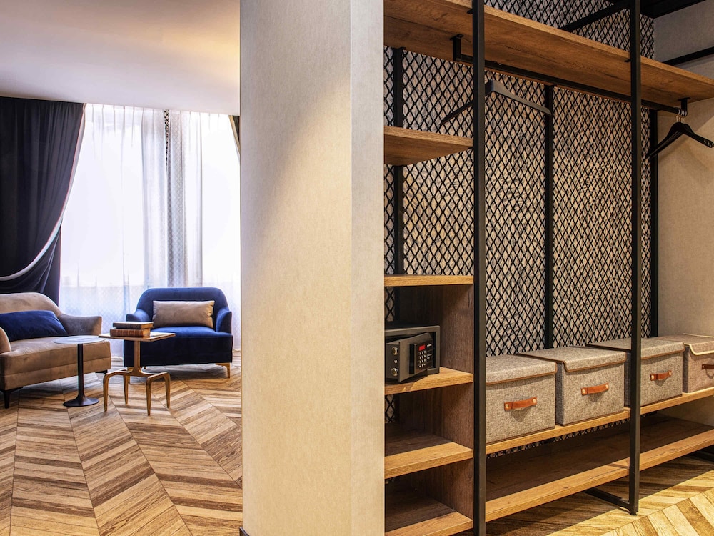 SUITE DELUXE (1 cama doble, 200 cm), sofá del hotel Mercure Figeac Viguier du Roy. Foto 2