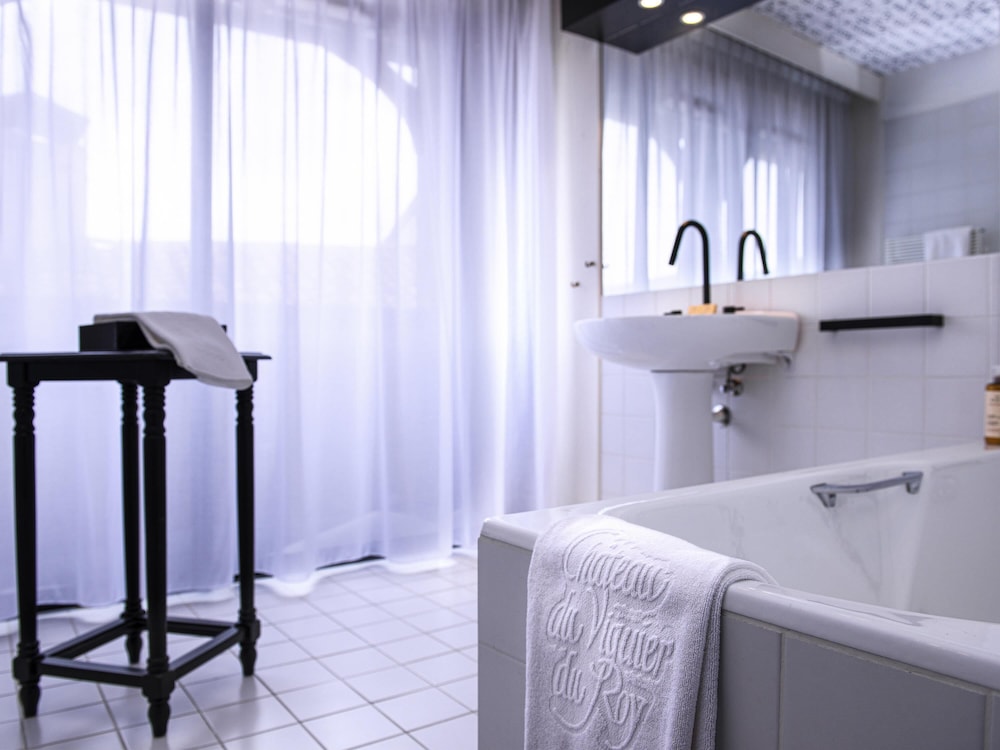 SUITE DELUXE (1 cama doble, 200 cm), sofá del hotel Mercure Figeac Viguier du Roy. Foto 3
