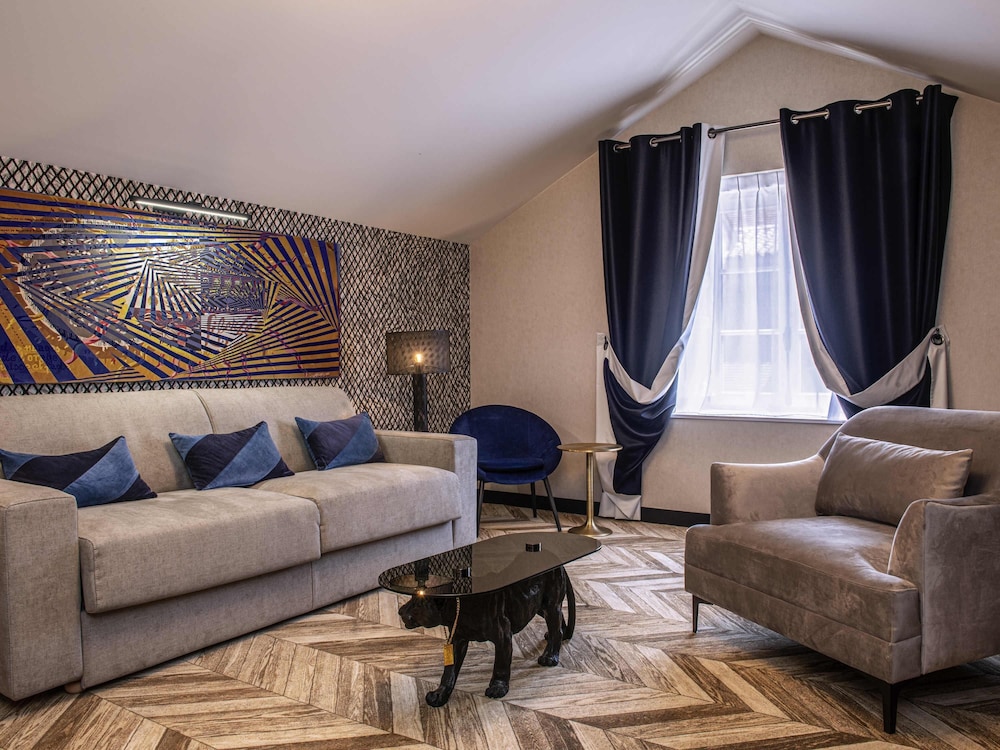 SUITE DELUXE (1 cama doble, 200 cm), sofá del hotel Mercure Figeac Viguier du Roy. Foto 5