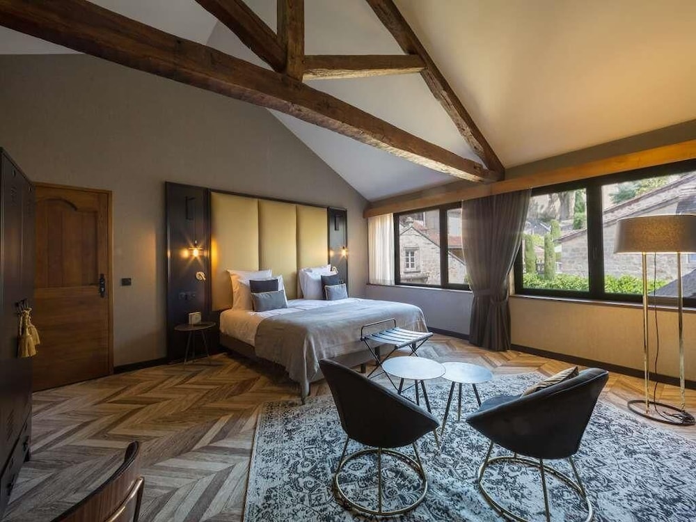 Suite familiar con 1 cama doble y 2 sofás cama del hotel Mercure Figeac Viguier du Roy. Foto 1