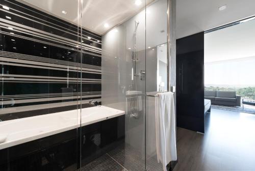 Habitación Deluxe con cama supletoria del hotel Eurostars Palace. Foto 6