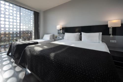 Habitación Deluxe con cama supletoria del hotel Eurostars Palace. Foto 10