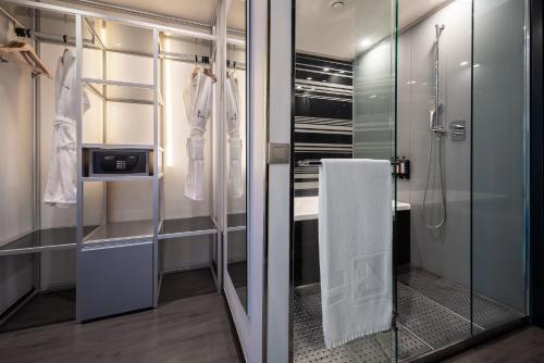 Habitación Deluxe con cama supletoria del hotel Eurostars Palace. Foto 11