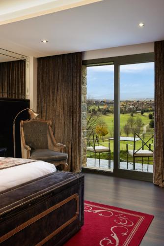 Suite Junior con terraza del hotel Castillo De Gorraiz and Spa