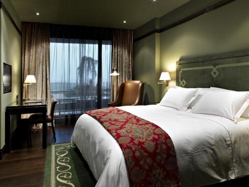Habitación Doble Estándar con terraza - 1 cama doble o 2 camas individuales del hotel Castillo De Gorraiz and Spa. Foto 4
