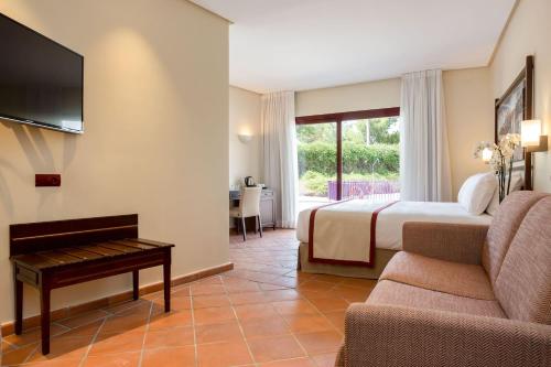 Habitación Doble con terraza del hotel Exe Layos Golf. Foto 5