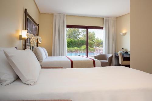 Habitación Triple del hotel Exe Layos Golf. Foto 1