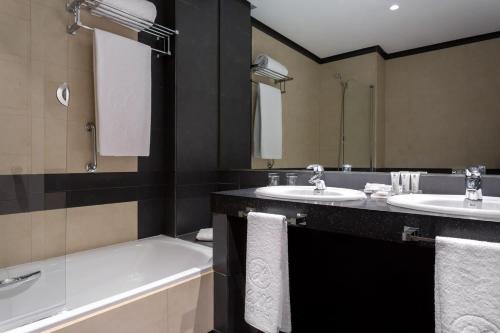 Habitación Triple del hotel Exe Layos Golf. Foto 4