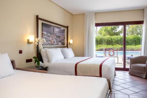 Habitación Triple del hotel Exe Layos Golf. Foto 6