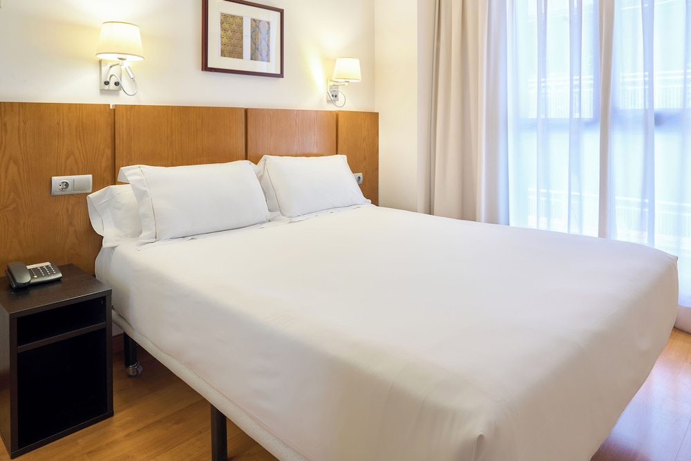 Habitación económica doble del hotel Senator Granada Spa