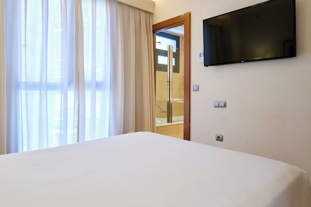 Habitación económica doble del hotel Senator Granada Spa. Foto 1