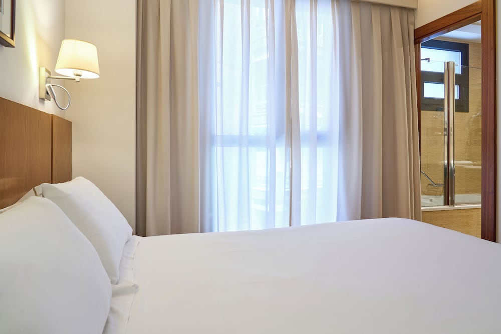 Habitación económica doble del hotel Senator Granada Spa. Foto 2