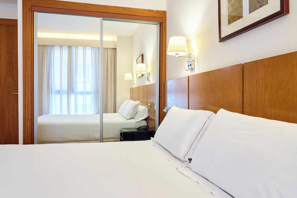 Habitación económica doble del hotel Senator Granada Spa. Foto 3