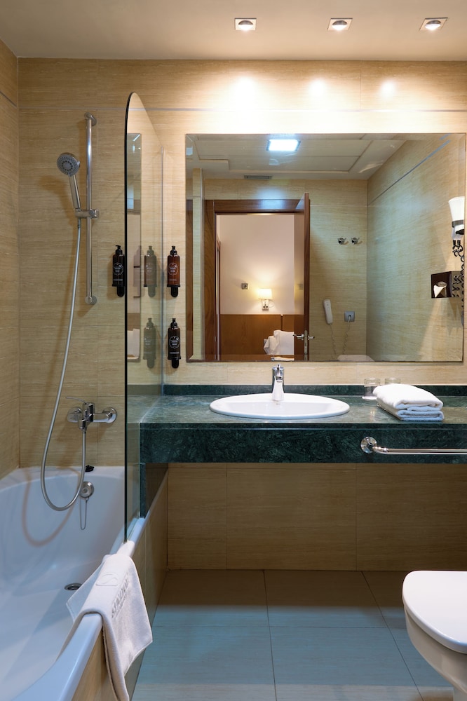 Habitación económica doble del hotel Senator Granada Spa. Foto 9