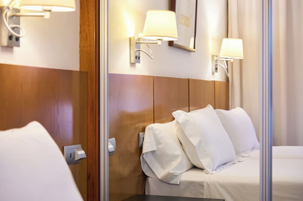 Habitación económica doble del hotel Senator Granada Spa. Foto 10